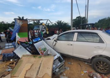 KEADAAN kereta yang terbabas sebelum melanggar dua mangsa dan sebuah kedai kotak di Kilometer 18.5, Jalan Paka-Bandar Al Muktafi Billah Shah, Ketengah Jaya, Dungun, semalam. - UTUSAN/NIK NUR IZZATUL HAZWANI NIK ADNAN