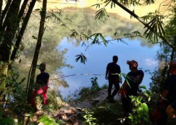KAWASAN sungai mangsa dihanyutkan kepala air di Kampung Timpangoh, Penampang semalam.-IHSAN BOMBA