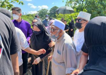 MOHD. Omar Zainal Abidin ketika hadir ke pengebumian Adibah Noor  tengah hari tadi