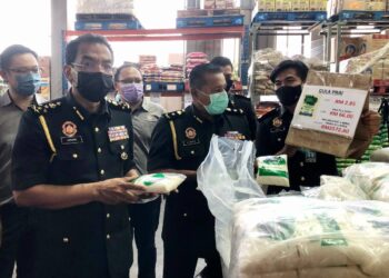 AZMAN Adam ketika mengetuai operasi pemeriksaan bekalan barang keperluan harian di peringkat borong/runcit di Taman Industri Cherok Tokun, Bukit Mertajam, Pulau Pinang hari ini. - UTUSAN/IQBAL HAMDAN
