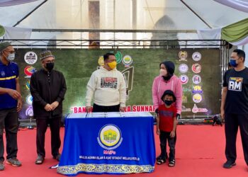 TUANKU Syed Faizuddin Putra Jamalullail (tengah) berkenan berangkat menyerahkan sumbangan MAIPs kepada 30 orang asnaf terpilih dalam kalangan anak kariah Masjid Alwi sempena program Perkampungan Sunnah edisi ke-7 di Kangar, Perlis hari ini. - UTUSAN