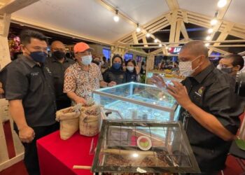 HAJIJI Noor (tiga kiri) melawat gerai Lembaga Koko Malaysia sempena Pesta Koko Sabah di Kota Kinabalu hari ini.