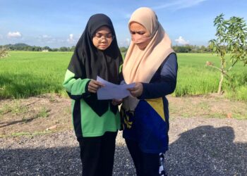 SITI Nurnasyitah Mhd Raffi,18, (kiri) yang memperolehi keputusan cemerlang 8A dalam SPM menunjukkan keputusan kepada ibunya, Zuliana Che Ani di Bohor Mali, Kangar, Perlis, baru-baru ini.- UTUSAN