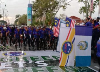 PEGAWAI dan kakitangan PBT yang menyertai  Kayuhan Basikal MALA - WCE 2022 bermula di hadapan pintu masuk bangunan MPM di Seri Manjung hari ini. - UTUSAN/SHAMSUL KAMAL AMARUDIN