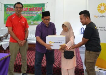 HARIZ Danial Safruddin (kanan) menyerahkan sumbangan kotak makanan dari MyFundAction kepada penerima dalam Program Kunjungan Mesra Kasih Masyarakat Kariah Tengkek di Masjid Tunku Alif Hussein Saifuddin Al-Amin di Tengkek, Batu Kikir, Kuala Pilah, semalam. - UTUSAN/ZAKKINA WATI AHMAD TARMIZI