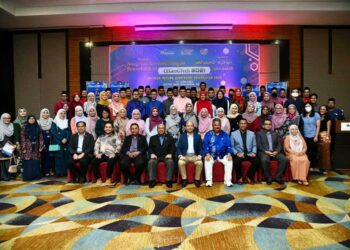 ZALIMAN Sauli (lima dari kanan) bergambar bersama penerima anugerah pada Majlis Anugerah Kecemerlangan Penyelidikan CEGEoGTech 2021 di salah sebuah hotel di Kangar, Perlis hari ini.