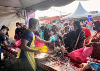 AYAM yang dijual pada harga serendah sekilogram RM5.90 menjadi tumpuan pengunjung sempena Program Jualan Keluarga Malaysia (PJKM) di tapak pasar malam Titi Chai, Arau, Perlis, semalam. - UTUSAN