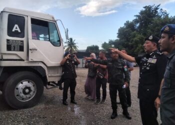 MUHAMAD Zaki Harun (dua dari kanan) menunjukkan lori yang digunakan memunggah diesel dari stesen minyak untuk dijual kepada pemborong di Kampung Tebing Tinggi, Tanah Merah, Kelantan. - UTUSAN/ROHANA MOHD. NAWI
