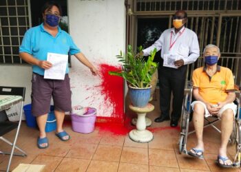 LEE Yen Hoong (kiri) dan bapanya (kanan) bersama Gunasekaran (tengah) menunjukkan tompokan cat merah dipercayai dibaling oleh along di Taman Seremban Jaya, Seremban.-UTUSAN/NOR SHAFAWATI YUP.