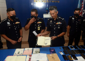 MOHD. SHUHAILY MOHD. ZAIN dalam sidang akhbar mengenai kejayaan menumpaskan sindiket yang menawarkan aktiviti pinjaman tidak wujud di ibu pejabat polis kontinjen (IPK) Pulau Pinang di Georgetown, hari ini.