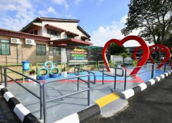 'UPCYCLE LANE' Persiaran Tenggiri yang dulunya merupakan antara 'hotspot' bagi kawasan pembuangan sampah haram di sekitar Seberang Jaya, Pulau Pinang kini 'bertukar' wajah menjadi lokasi riadah untuk penduduk setempat.