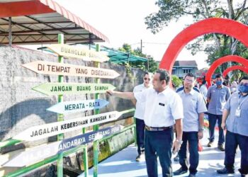 AZHAR Arshad (depan) ketika meninjau kawasan Upcycle Lane Persiaran Tenggiri di Seberang Jaya, Pulau Pinang selepas perasmian lokasi itu baru-baru ini.