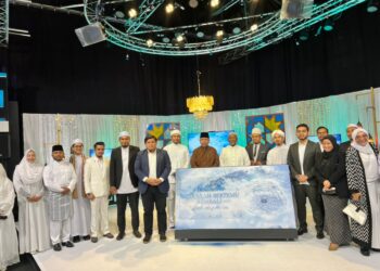 Ketua Pegawai Eksekutif TV AlHijrah (tujuh dari kiri) bersama-sama para asatizah yang menjayakan majlis pelancaran kempen haji 1443 TV AlHijrah