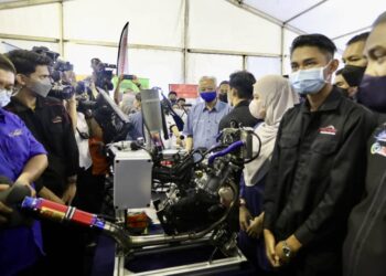 ISMAIL Sabri Yaakob bersama Menteri Pengajian Tinggi, Datuk Seri Dr. Noraini Ahmad melawat pameran hasil kerja mahasiswa TVET selepas merasmikan Minggu TVET Negara 2022 dan Hari TVET Negara di Politeknik Sultan Salahuddin Abdul Aziz Shah, Shah Alam, Selangor, hari ini. - UTUSAN/ZULFADHLI ZAKI