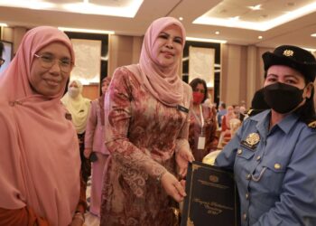 RINA Mohd. Harun menyampaikan sijil kepada penerima  Anugerah Perkhidmatan Cemerlang Kementerian Pembangunan Wanita, Keluarga dan Masyarakat, di Putrajaya. - UTUSAN/KAMARIAH KHALIDI