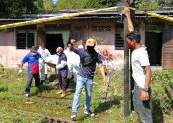 ANGGOTA polis mengusung mayat Anuar Yusof yang ditemukan dalam sebuah rumah di  Kampung Lubok Panjang, Bukit Besi, Dungun. -  UTUSAN/NIK NUR IZZATUL HAZWANI NIK ADNAN