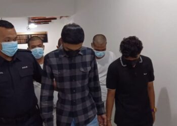 ANGGOTA polis mengiringi Muhammad Khairul Arif Md. Rozi (tengah) dan Muhammad Mustaqim Nazri yang menghadapi pertuduhan rogol seorang remaja di Mahkamah Sesyen Kota Bharu hari ini.