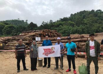 HUSAM Musa (tiga dari kiri) meninjau lokasi yang menempatkan kayu balak di Kuala Betis, Gua Musang, Kelantan hari ini. - UTUSAN/AIMUNI TUAN LAH