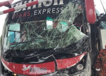BAS ekspres yang merempuh besi penghadang tol di Plaza Tol Jelapang arah selatan di sini hari ini. - UTUSAN/IHSAN JBPM PERAK