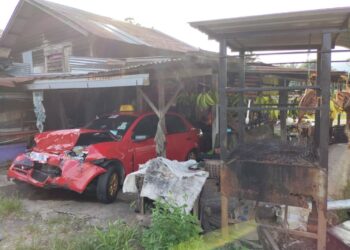 KEADAAN sebuah teksi yang terperosok ke dalam gerai pisang selepas dilanggar kenderaan pacuan empat roda dalam kejadian di Kampung Lada, Chengkau, Rembau, semalam. - UTUSAN/NOR AINNA HAMZAH