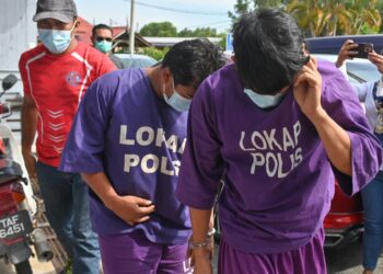 MOHD. Fahmy Osman (depan) yang dituduh  pecah rumah dan ambil dadah dibawa ke Mahkamah Majistret di Kuala Terengganu, hari ini. - UTUSAN/PUQTRA HAIRRY ROSLI