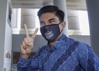 Ahli Parlimen Muar, Syed Saddiq Syed Abdul Rahman hadir bagi perbicaraan kes yang dihadapinya iaitu pertuduhan pecah amanah, pengubahan wang haram dan menyalahgunakan wang sumbangan untuk kempen pilihan raya umum ke-14 (PRU14) di Kompleks Mahkamah Kuala Lumpur di sini, hari ini. -UTUSAN/ FARIZ RUSADIO