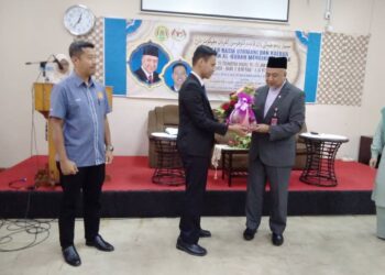 CHE Mohd. Rahim Jusoh (kanan) menyampaikan cenderamata penghargaan kepada Pengarah Bahagian Penguatkuasaan dan Kawalan Kementerian Dalam Negeri (KDN) Kelantan, Muhammad Afiq Abu Hassan selepas merasmikan Seminar Rasm Uthmani dan Kaedah Pelupusan Al-Quran Mengikut Syarak 2022 di Kompleks Islam Kelantan di Lundang, Kota Bharu, Kelantan. - UTUSAN/ROHANA MOHD.NAWI