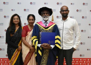 M. GOVINDAN bersama isteri dan dua anaknya selepas menerima ijazah Doktor Falsafah yang diterimanya daripada Canselor, Tuanku Zara Salim pada Konvokesyen UPSI di Tanjung Malim. - UTUSAN/IHSAN UPSI