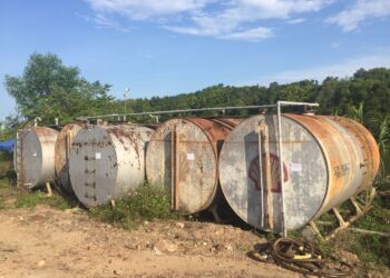 SKID tank minyak diesel yang ditempatkan di tepi sungai Kuantan dianggarkan sudah beroperasi lebih lima tahun dan pemiliknya dipercayai menjual minyak itu kepada bot-bot dengan harga jauh lebih rendah. - UTUSAN/ DIANA SURYA ABD WAHAB