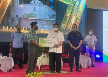 TUANKU Syed Faizuddin Putra Jamalullail (tengah) dan Rizalman Mokhtar (dua dari kanan) pada majlis perasmian program amal jariah melalui barangan kitar semula di Dewan Bakawali MES Pegawai Polis Kangar, Perlis hari ini.- UTUSAN/NAZLINA NADZARI