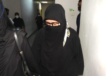 HAZALILAH Ahmad didakwa di Mahkamah Sesyen Johor Bahru atas 26 pertuduhan memalsukan dokumen dan menerima suapan berjumlah RM636,095 antara Oktober 2015 hingga Januari 2020. - UTUSAN/RAJA JAAFAR ALI