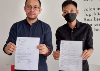 ANG SIANG PING  (kanan) dan Steven Sim menunjukkan laporan polis yang dibuat susulan dakwaan telah menyebabkan seorang tuan rumah terpaksa menanggung bil elektrik yang tinggi selain dakwaan 'mengusik' meter TNB yang nilai kerugian untuk kedua-dua kes itu mencecah hampir setengah juta ringgit.