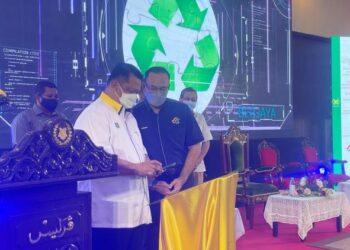 TUANKU Syed Faizuddin Putra Jamalullail (kiri)
berkenan merasmikan program amal jariah melalui barangan kitar semula di seluruh masjid di Perlis di Dewan Bakawali MES Pegawai Polis Kangar, Perlis hari ini.- UTUSAN/NAZLINA NADZARI