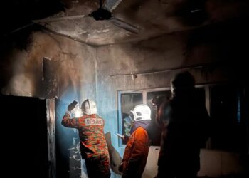 KEADAAN bilik asrama yang terbakar di  Pusat Tahfiz Dar al-Fawzan di Seri Iskandar dekat Parit hari ini. - UTUSAN/IHSAN JBPM
