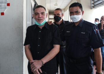 YASIN Sulaiman dibawa ke Mahkamah Petaling Jaya bagi menghadapi pertuduhan memiliki dan mengedar dadah pada 24 Mac lalu. - UTUSAN/AFIQ RAZALI