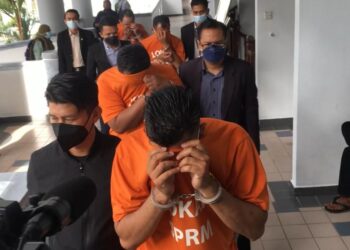 EMPAT anggota polis berpangkat Koperal dan Lans Koperal direman tujuh hari selepas dihadapkan ke Mahkamah Majistret, Ayer Keroh, Melaka. - UTUSAN/DIYANATUL ATIQAH ZAKARYA