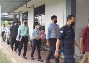 ANGGOTA polis mengiringi sekumpulan bekas pelajar sebuah sekolah berasrama penuh di Merbok yang mengaku bersalah memukul seorang pelajar lain di Mahkamah Majistret Sungai Petani, di sini. -UTUSAN/OTHMAN YAHAYA