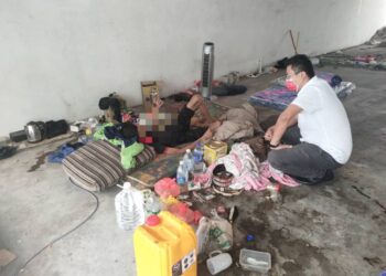 ALLEX Seah Shoo Chin (kanan) memujuk warga emas berusia 63 tahun untuk ditempatkan ke Pertubuhan Rumah Kebajikan Villa Harapan, Duyong, Melaka. - UTUSAN/DIYANATUL ATIQAH ZAKARYA