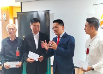 YEOH Soon Hin (dua dari kanan) ketika mengadakan perjumpaan bersama pemain industri pelancongan di Georgetown, Pulau Pinang hari ini bagi mengumumkan pelaksanaan semula kutipan fi di hotel-hotel berdaftar di negeri itu mulai 1 Julai ini.