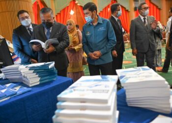 DR. Mohd. Uzir Mahidin (dua dari kanan) melawat pameran sempena Siri Jelajah Parlimen dan DUN peringkat Terengganu di Kuala Terengganu, hari ini. - UTUSAN/PUQTRA HAIRRY ROSLI