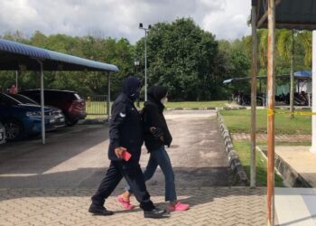 SITI Zulaikha Zolkifli (kanan) yang mengaku bersalah mencederakan seorang remaja didenda RM900 oleh Mahkamah Majistret di Sungai Petani, hari ini. - UTUSAN/OTHMAN YAHAYA