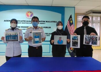 ROMLI Mustafa (dua kiri) bersama pegawai Maritim Malaysia dan SPRM menunjukkan gambar dua tekong darat dan tujuh PATI yang ditahan dalam Op Moon pada sidang akhbar di Ibu Pejabat Maritim Negeri Kedah dan Perlis di Jalan Bukit Malut, Langkawi. - UTUSAN/NUR AMALINA AZMAN