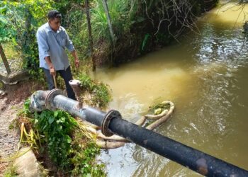 ABDUL JAMEEL Abdul Jabar (kiri) menunjukkan tompokan minyak di Sungai Paya Setokok, Kampung Sungai Udang Jaya, Sungai Udang, Melaka. - UTUSAN/AMRAN MULUP