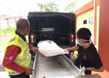 MAYAT Zaharuddin Ramli dibawa untuk proses bedah siasat di Jabatan Forensik Hospital Gua Musang, Kelantan hari. - UTUSAN/AIMUNI TUAN LAH