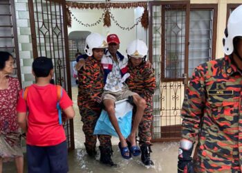 ANGGOTA bomba mengangkat seorang warga emas selepas kediamannya mula dinaiki air banjir kilat di Jalan Bukit Senjuang, Melaka.
