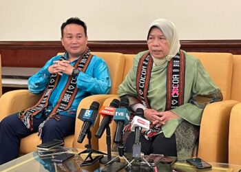 ZURAIDA Kamaruddin (kanan) bersama Willie Mongin (kiri) semasa sidang akhbar sempena Anugerah Industri Koko Malaysia di Kota Kinabalu semalam.