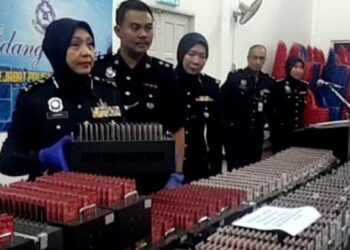 SURINA Saad (kiri) menunjukkan mesin kad sim multiplexer yang digunakan sindiket yang dirampas dalam sidang akhbar di IPK Kangar, Perlis hari ini.- 
UTUSAN/SYED AZLAN SAYID HIZAR