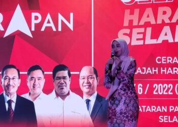 QURATULAIN Atiqah Norzahirul Anuar di atas pentas utama ketika berucap dalam Program Jelajah Pakatan Harapan dekat Dataran Pantai Morib di Kuala Langat, Selangor, hari ini.