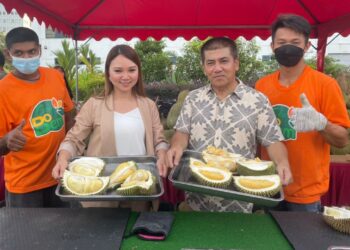 SAZALI Sabri (dua dari kanan) menunjukkan durian segar yang terdapat di Pesta Durian Makan Sampai Puas di Hotel MITC, Ayer Keroh, Melaka. - UTUSAN/DIYANATUL ATIQAH ZAKARYA