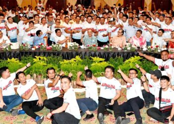 HAJIJI Noor (duduk-empat kiri) bersama kepimpinan kanan Bersatu Sabah dalam majlis makan malam santai Armada Sabah di Kota Kinabalu semalam.
